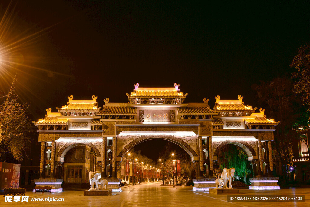 中式古牌坊夜景