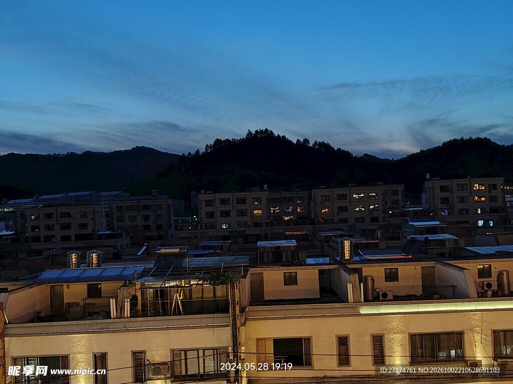 傍晚小镇山景