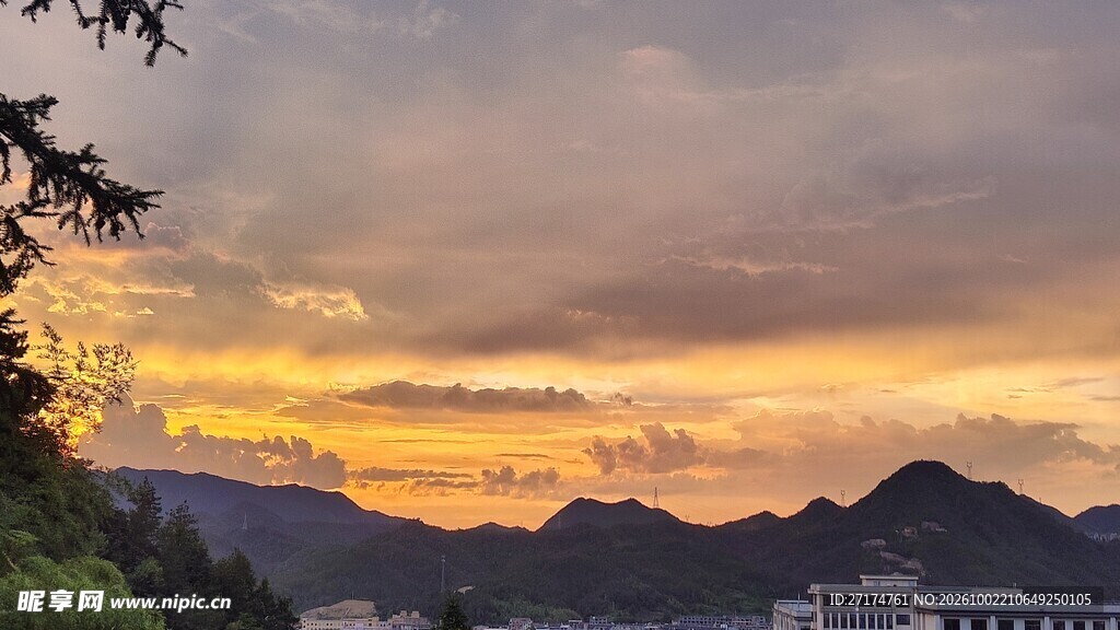 黄昏远山晚霞美景