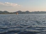 湖面远山风光