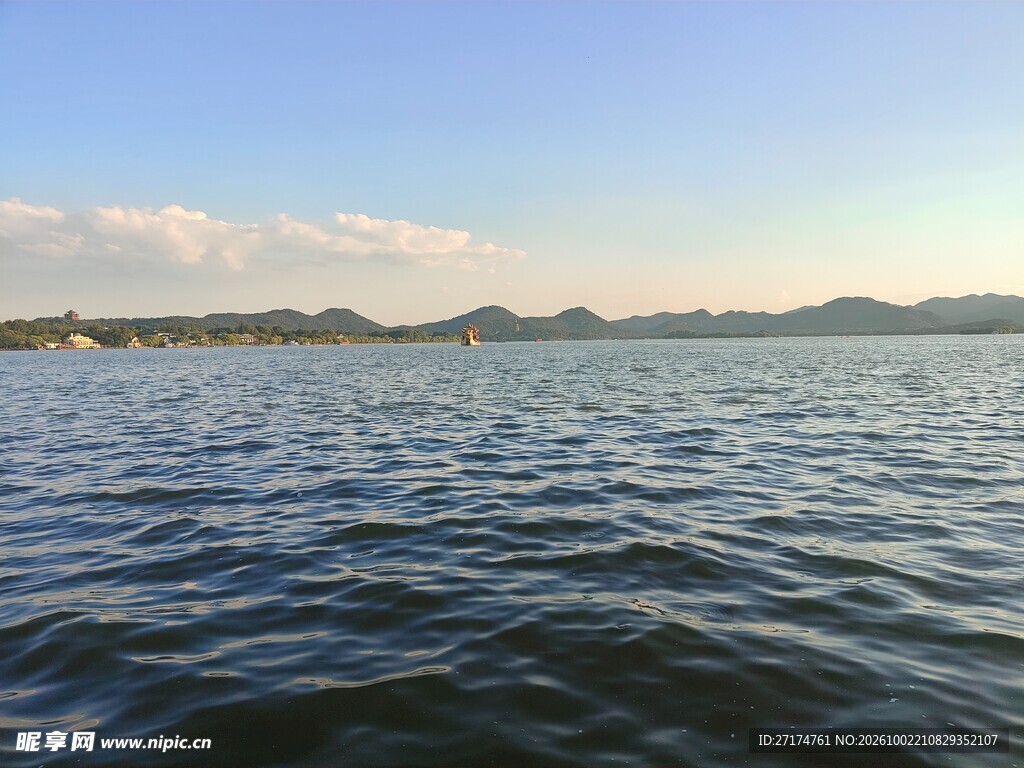 湖面远山晴空自然风光