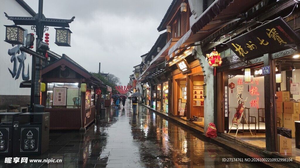 江南水乡古街雨景
