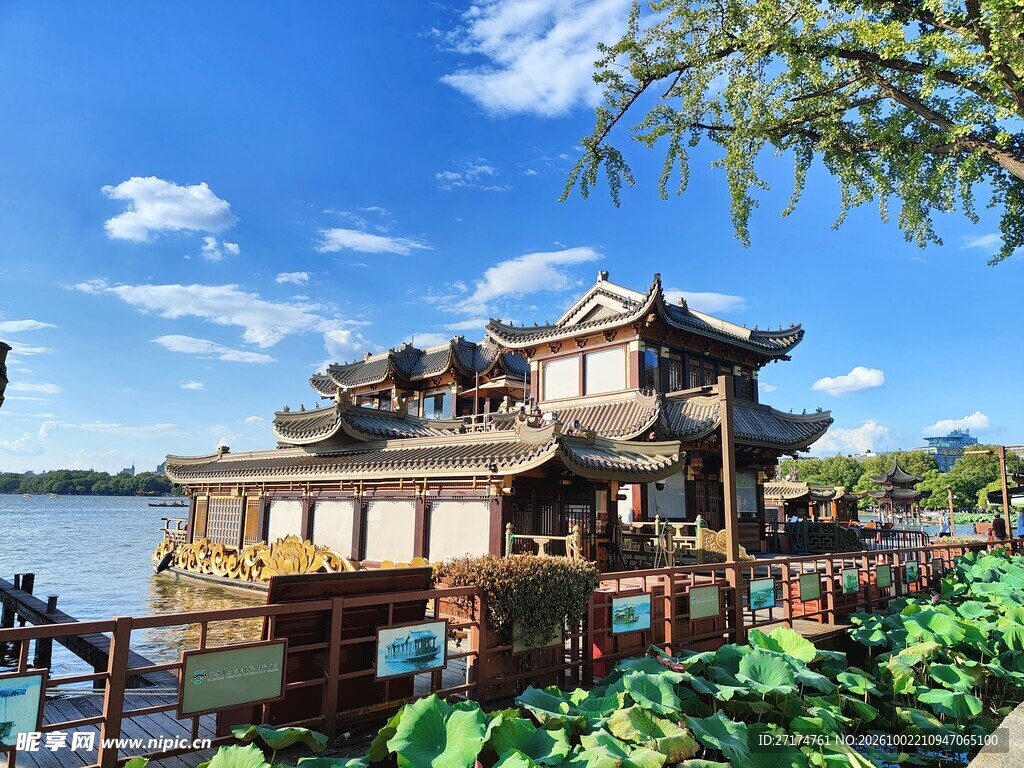 湖畔中式古建晴日风光