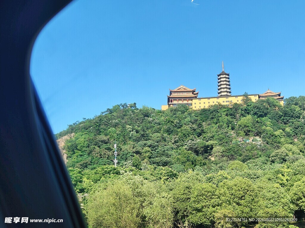 晴日山间古寺远景