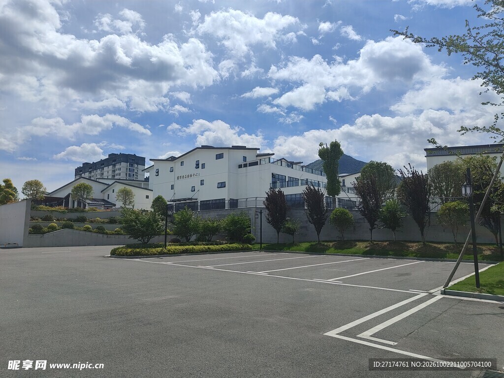 蓝天白云下的城郊街景