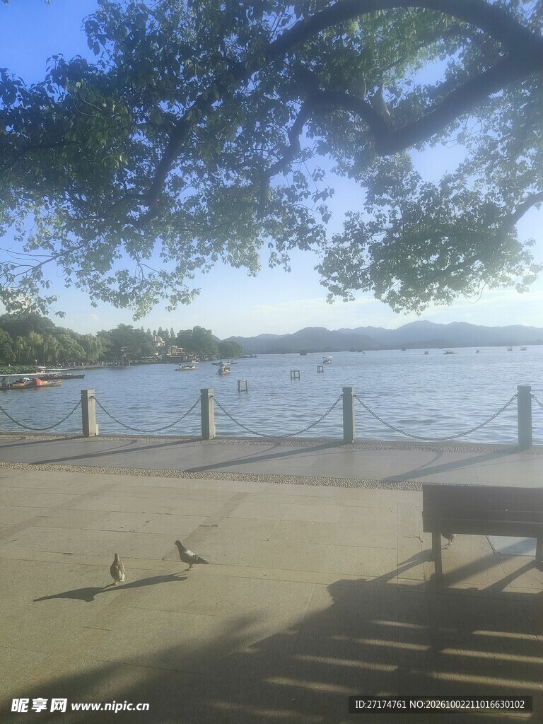 湖边休闲观景平台