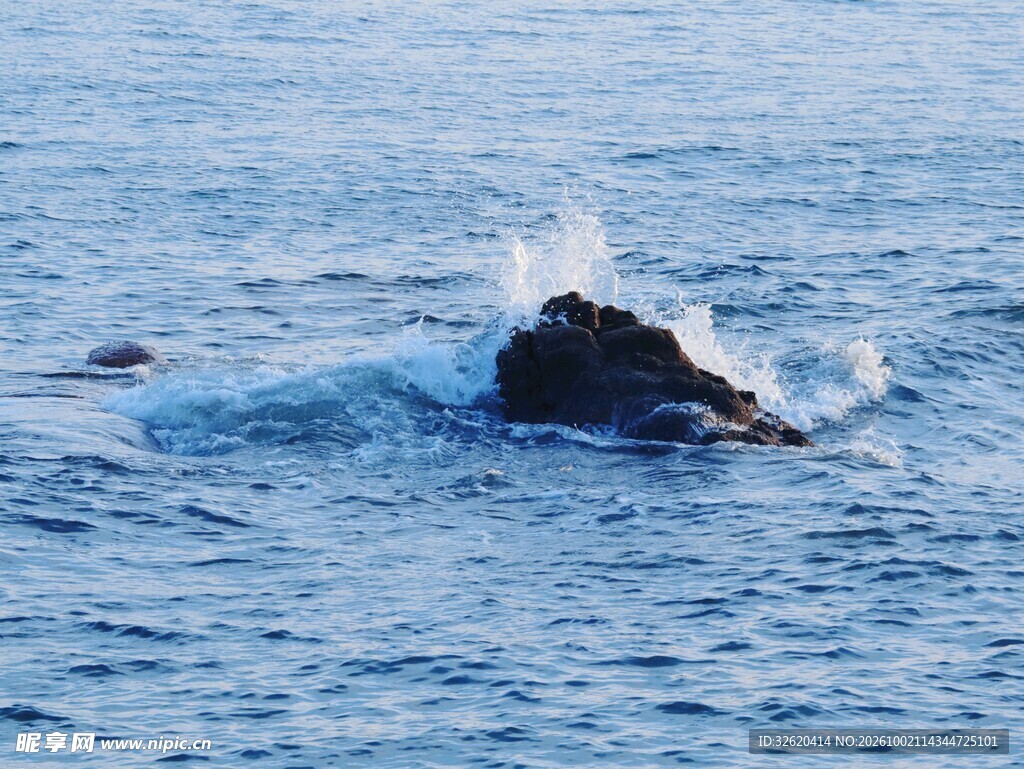 海面礁石溅起浪花