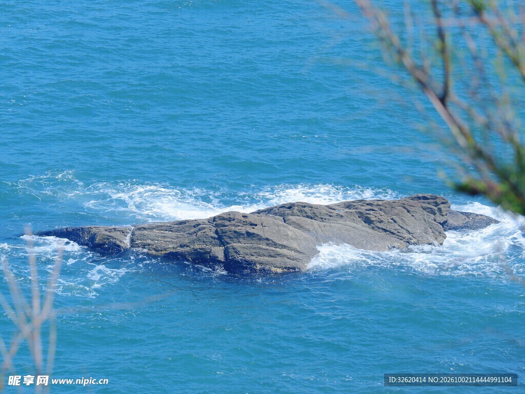 海面礁石海浪景观