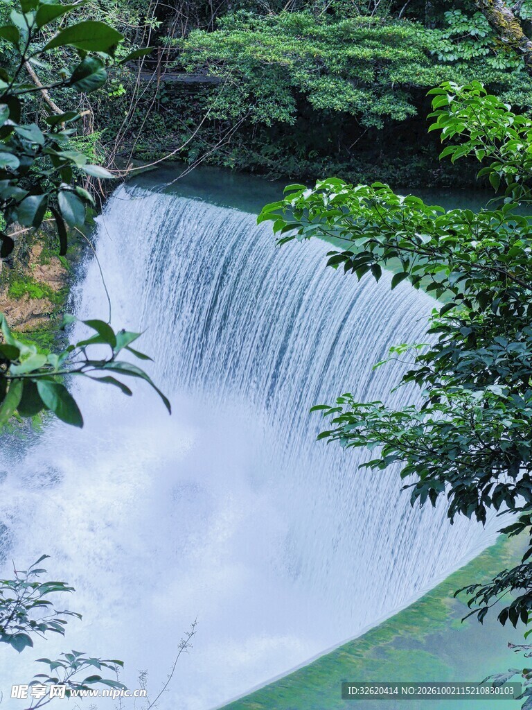 林间瀑布自然水景