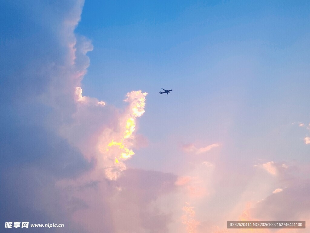 日暮晴空飞鸟掠云