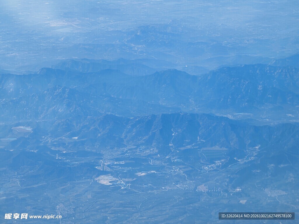雾中山峦远景