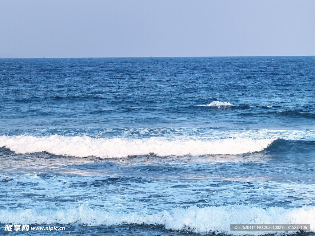 蔚蓝海面海浪风光