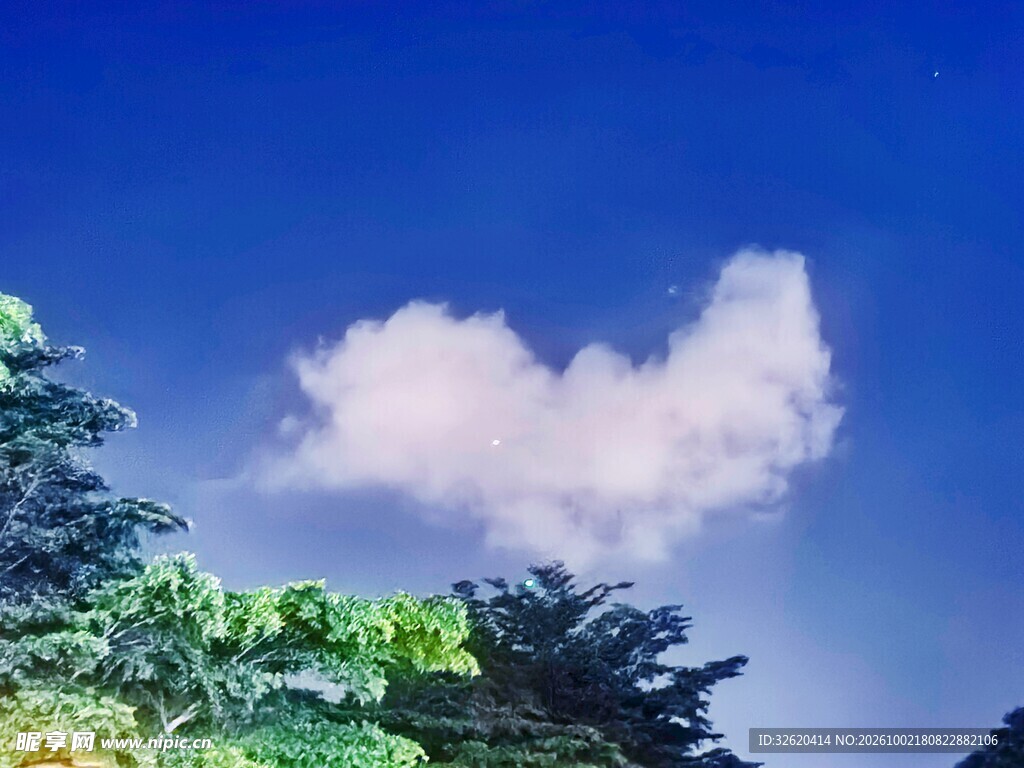 蓝天飘云绿树风光