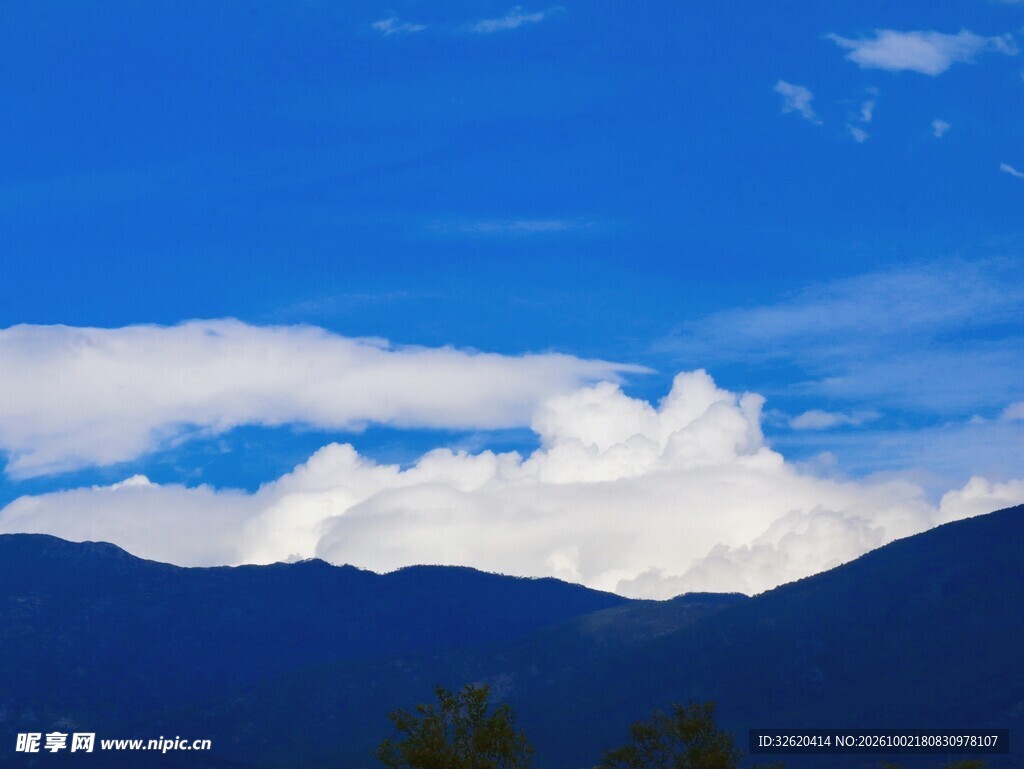 蓝天流云远山景致