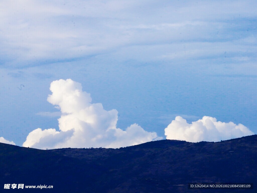蓝天远山白云景观