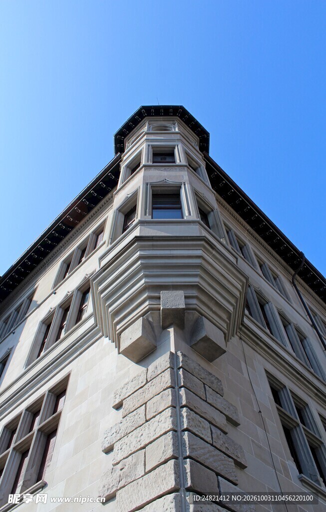 仰拍欧式转角复古建筑