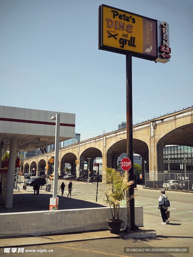 城市街头户外广告牌