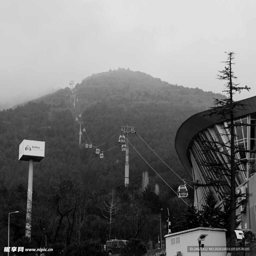 雾中山麓索道黑白风景