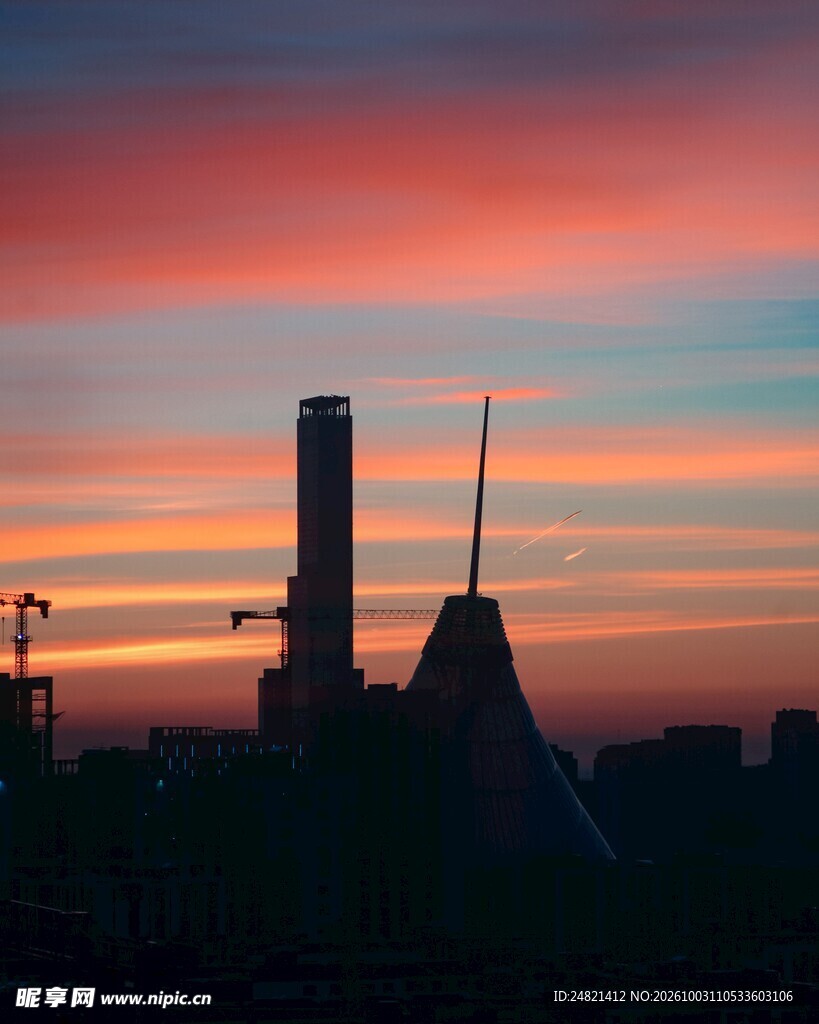 晚霞下的城市建筑剪影