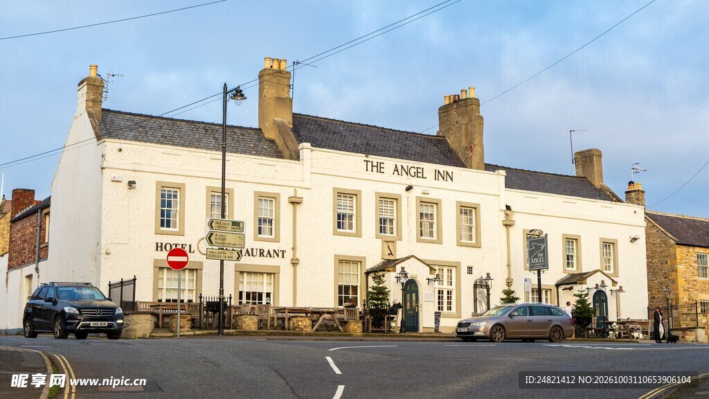 英伦临街白色旅店建筑