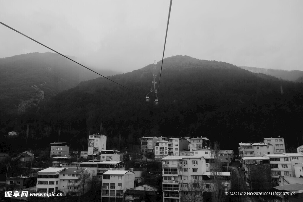 山城黑白朦胧远景