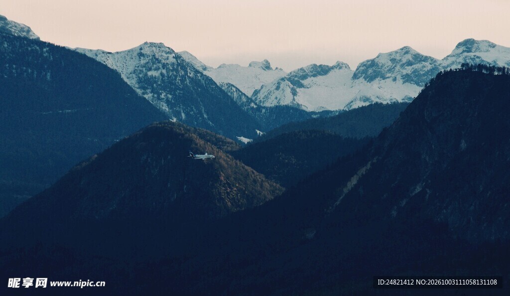 暮色层叠山峦远景