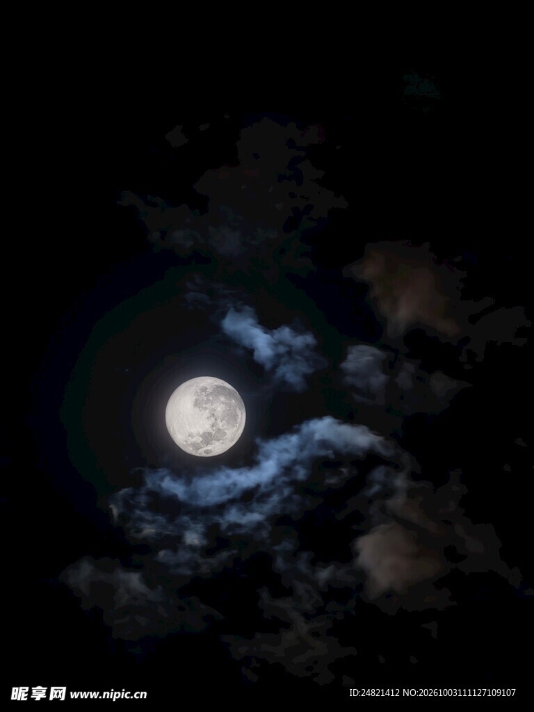 夜空满月薄云景致