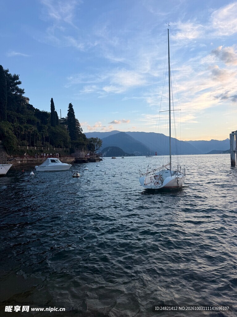 日暮湖湾帆船风光