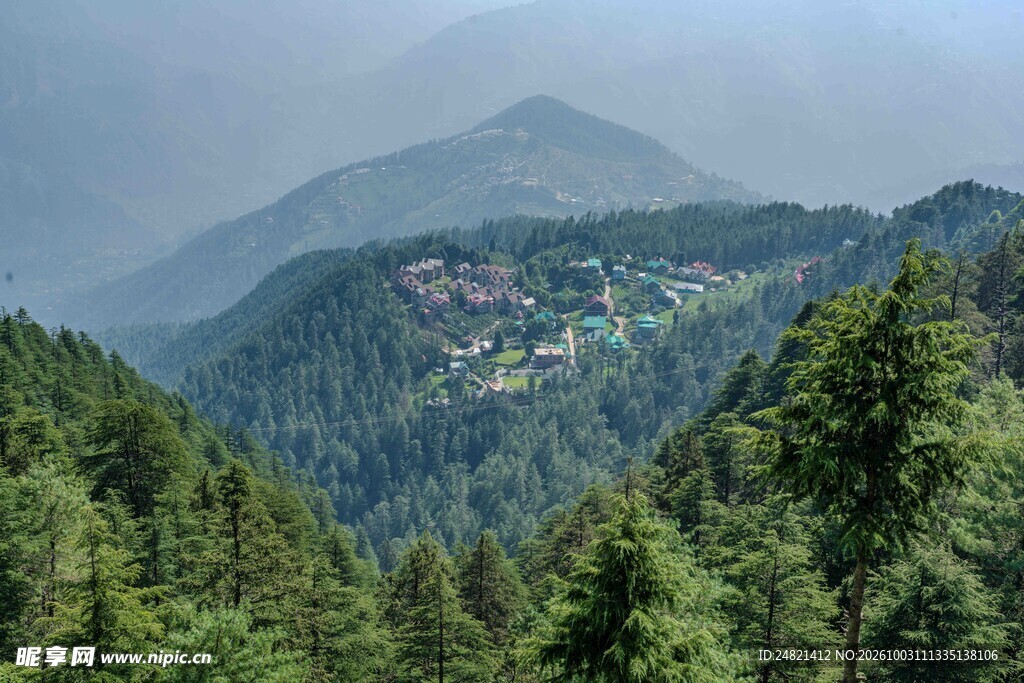 青山间村落远景