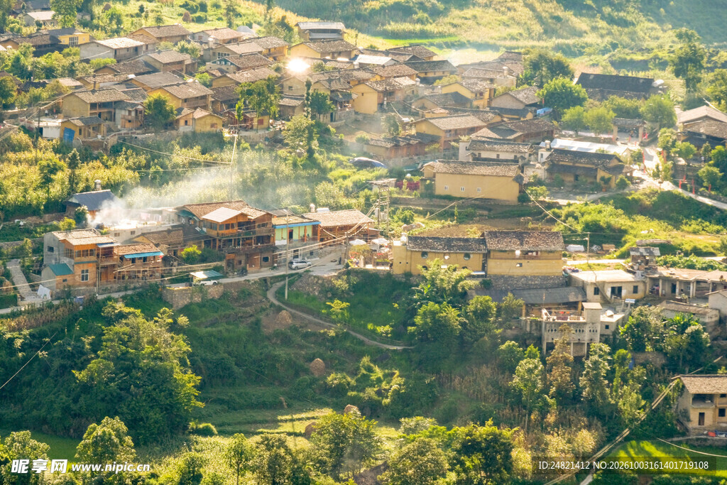 山乡村落晨景