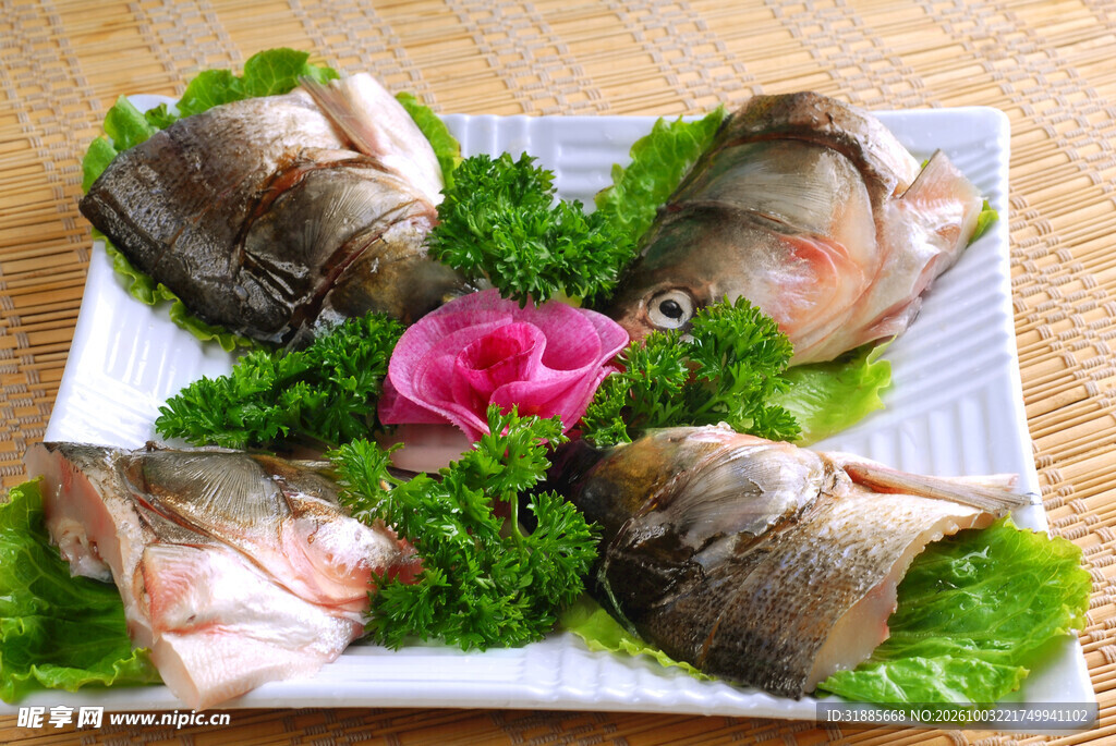 生鲜鱼头食材摆盘