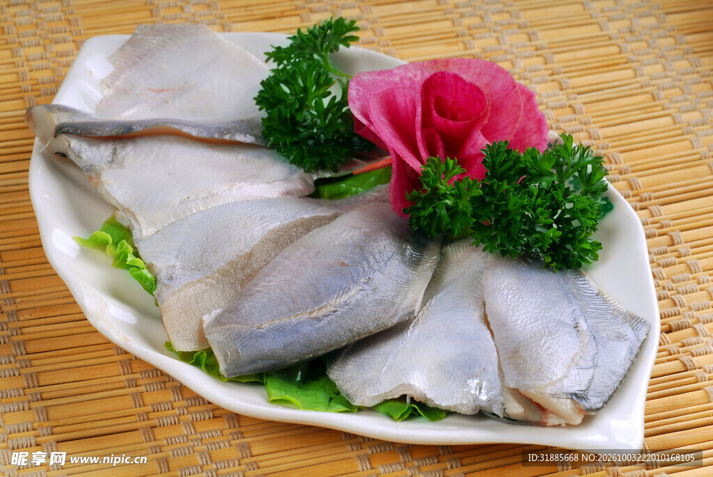 新鲜带鱼段食材摆盘