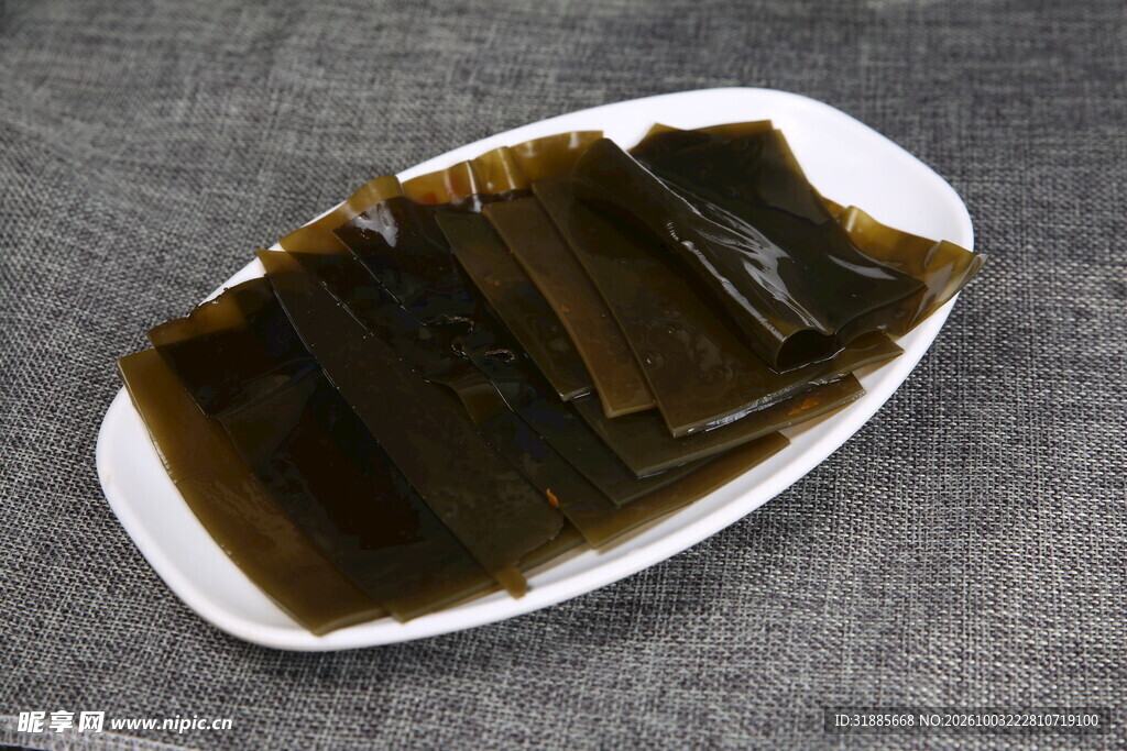 白盘里的海带