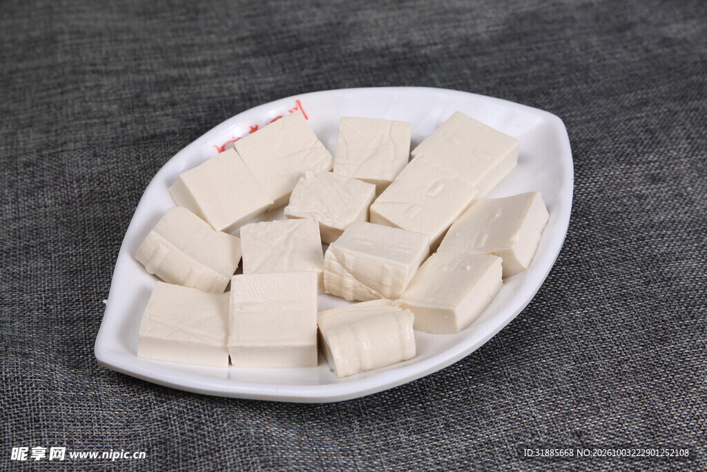 一盘嫩白鲜豆腐