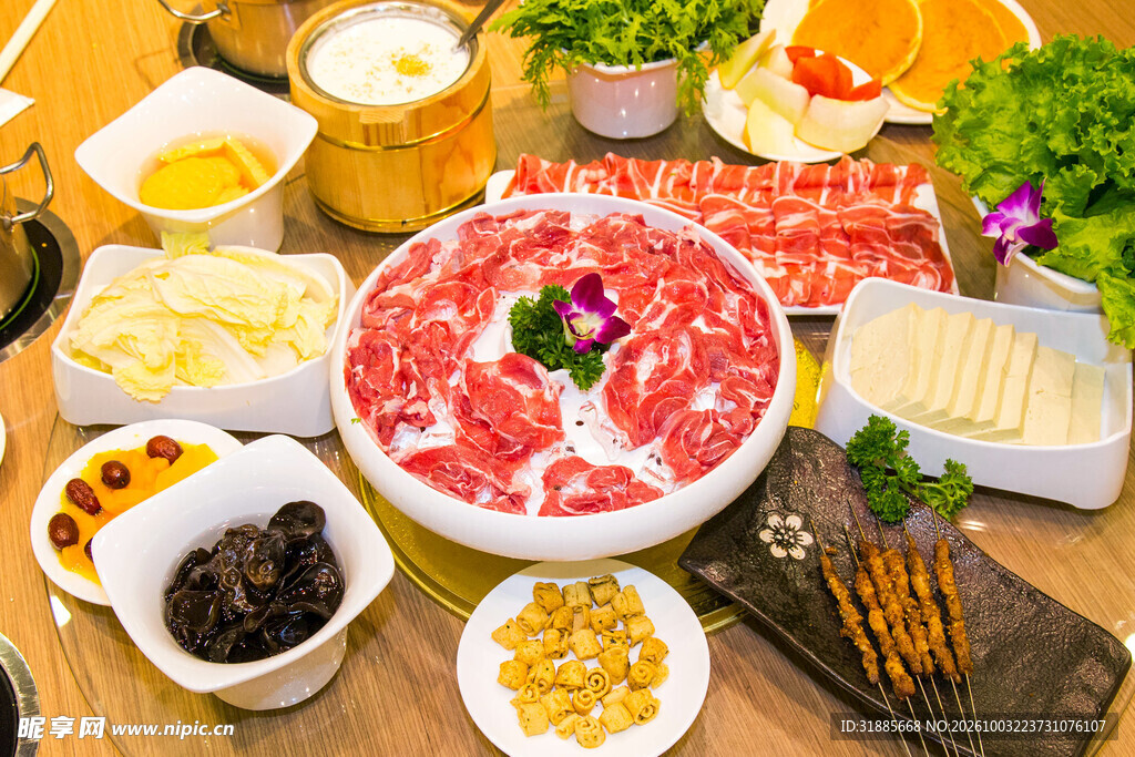 满桌火锅新鲜食材