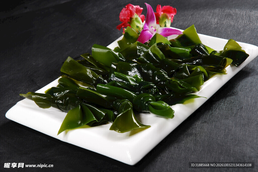 新鲜海带摆盘菜品