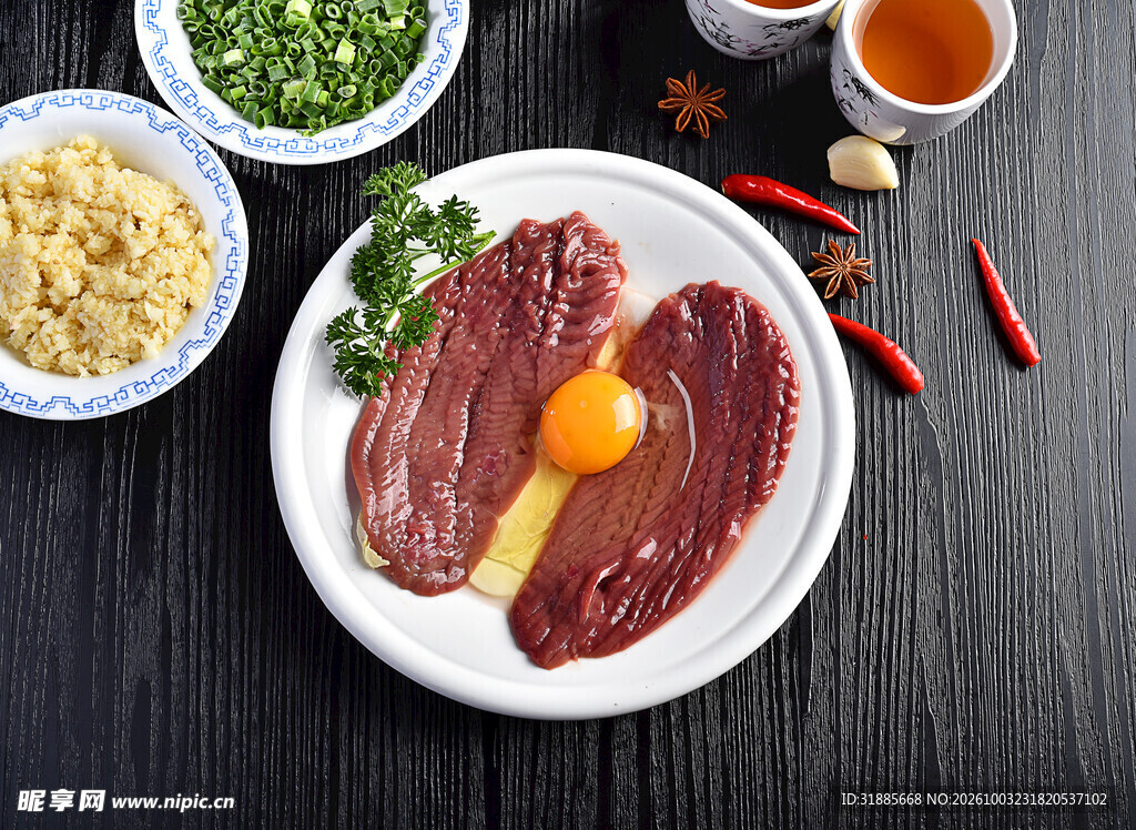 鲜切生牛肉配鸡蛋