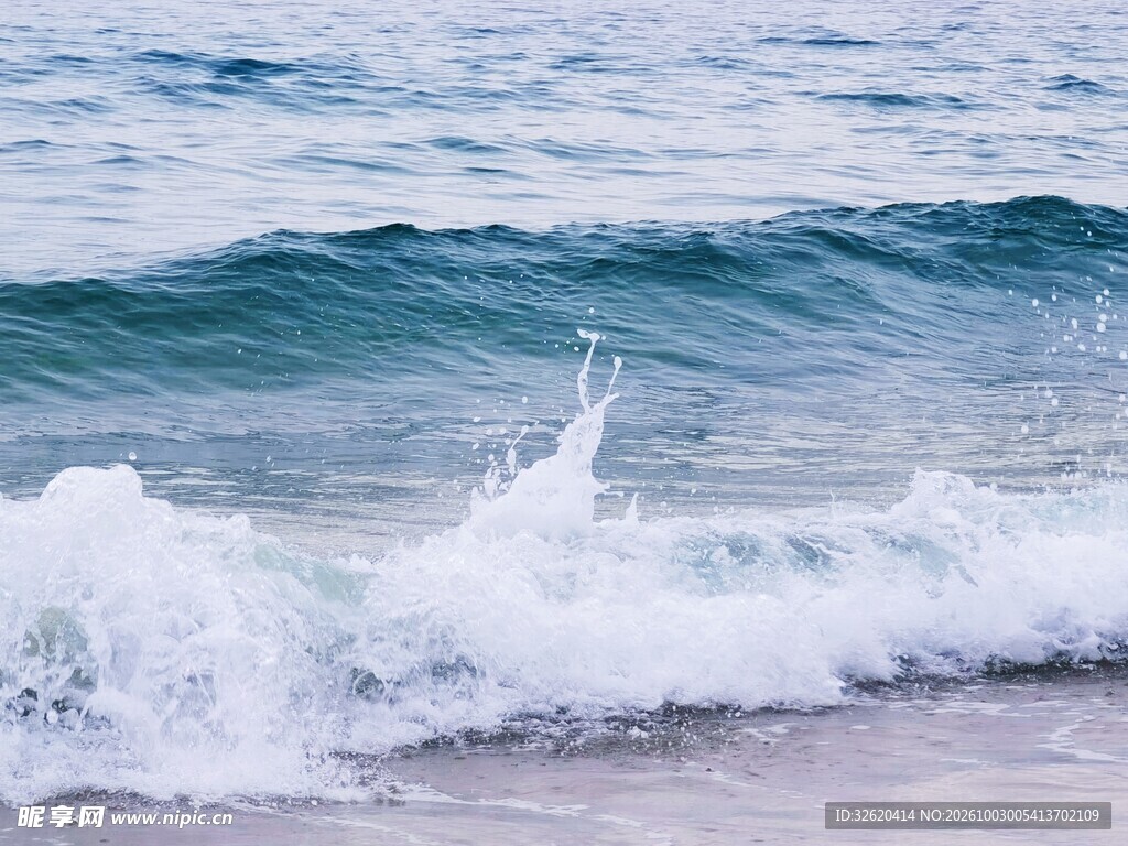 海边白浪拍岸