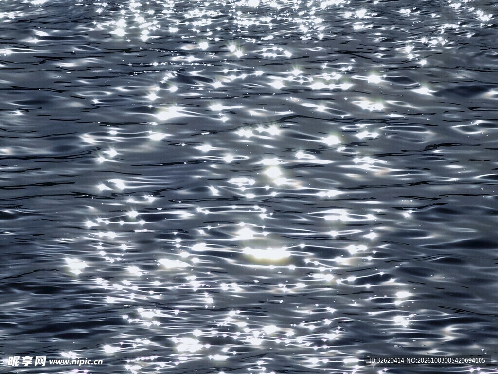 水面波光粼粼