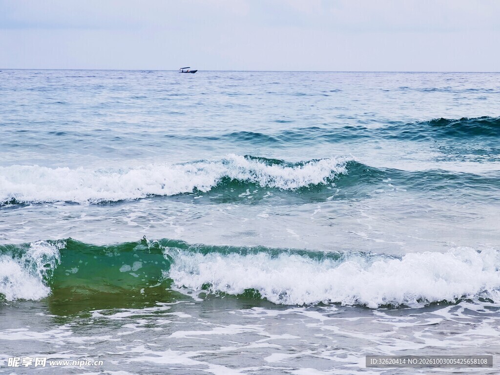 海面涌动的浪涛