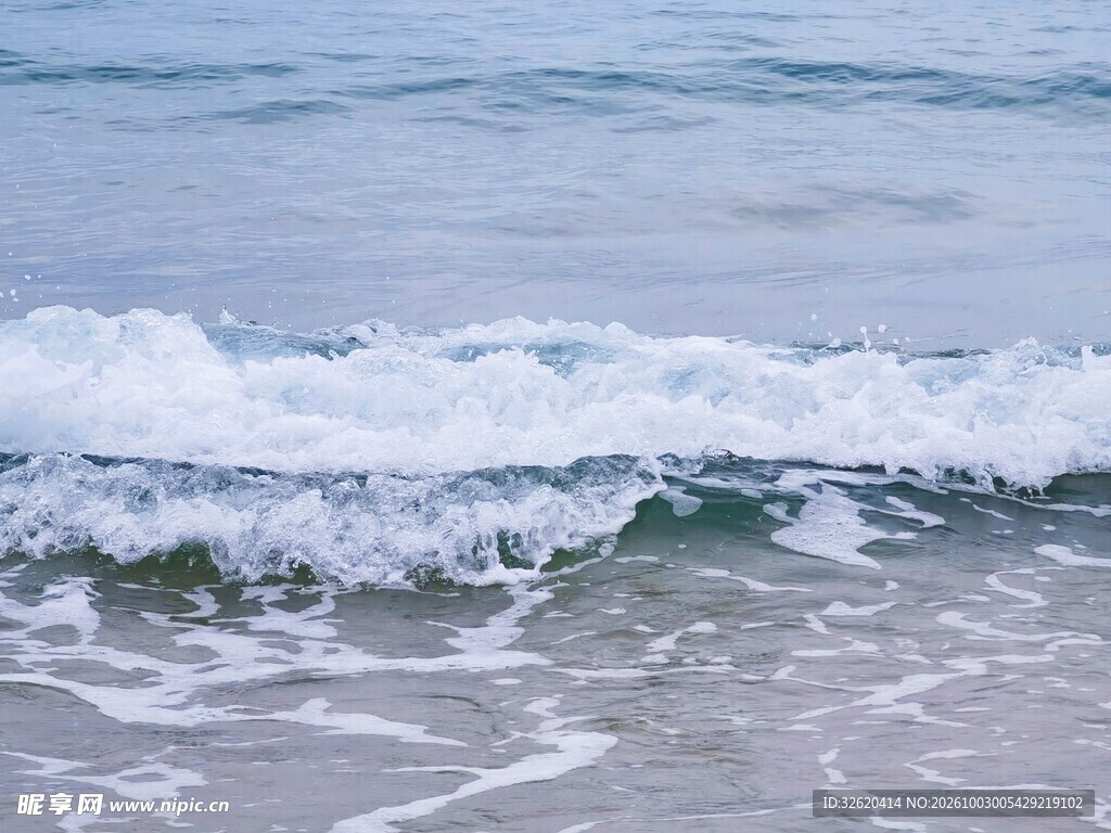 海面翻涌的浪涛