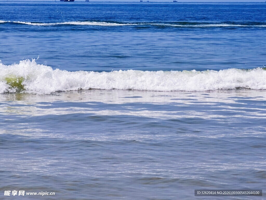 海岸海浪自然景观