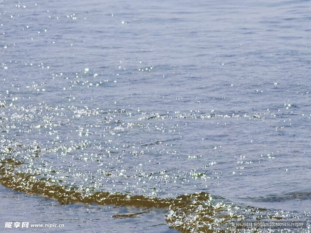 波光粼粼的水面