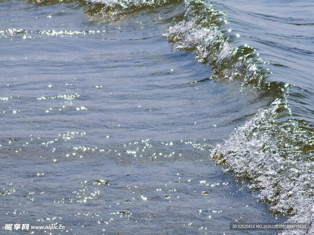 水面粼粼波光