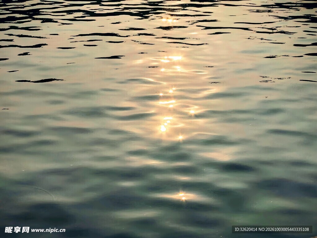 水面波光粼粼光影