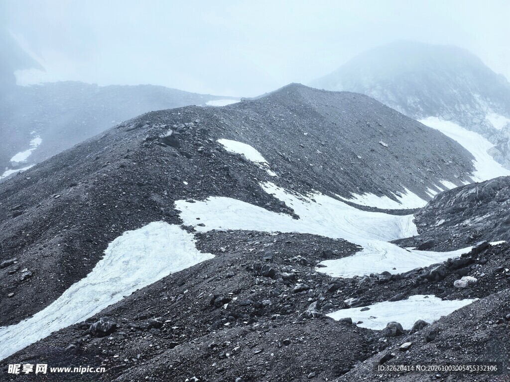 高山残雪风光
