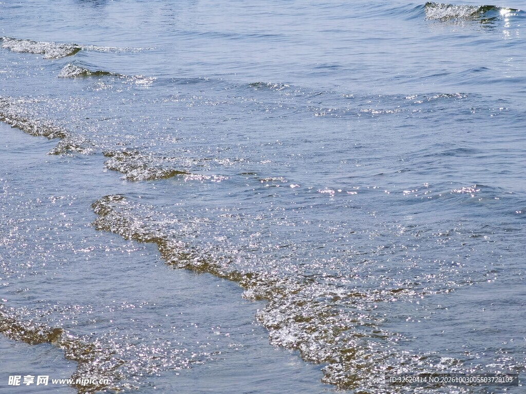 水面粼粼波光