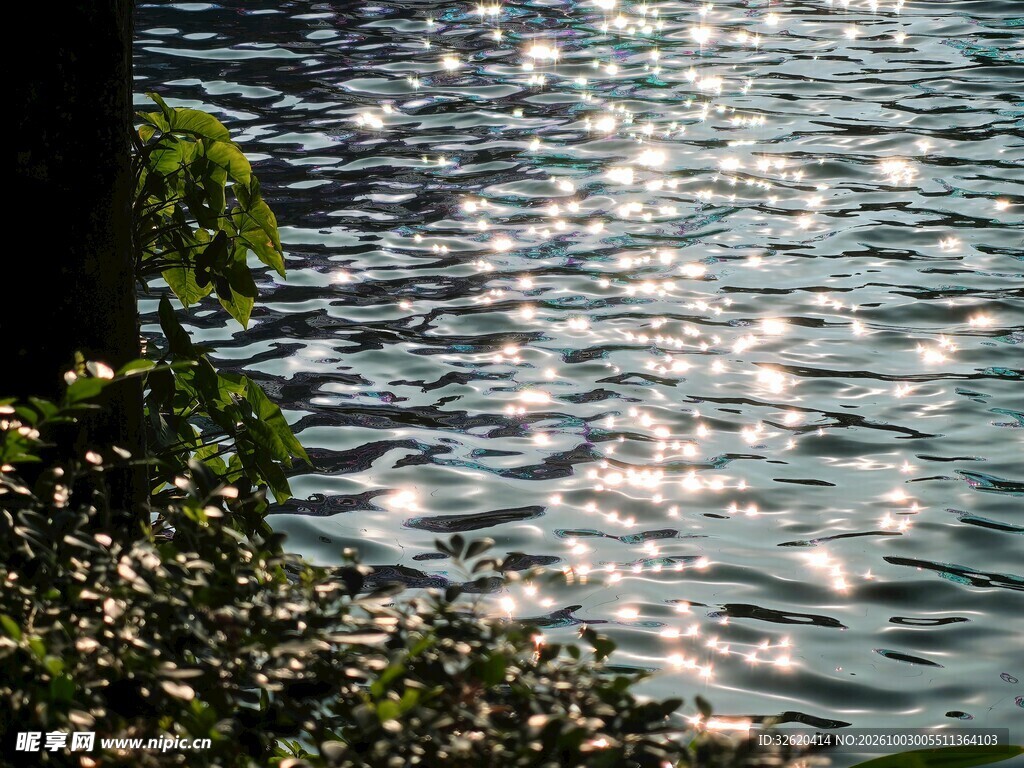 湖面波光粼粼美景