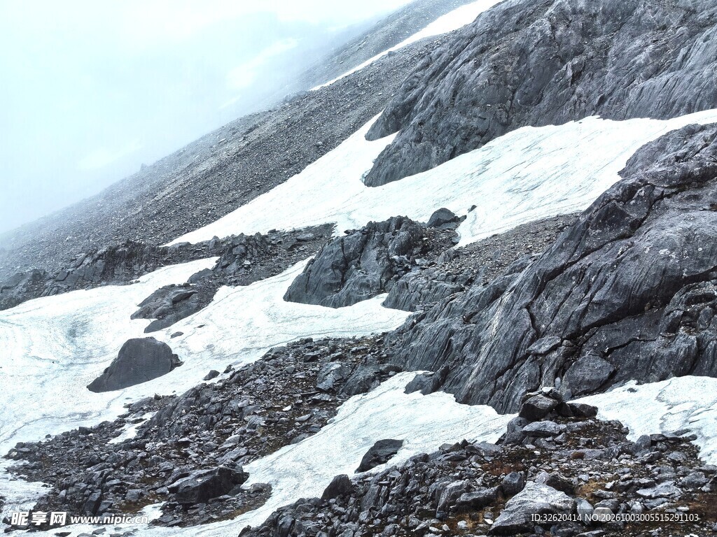 山坡残雪自然风光