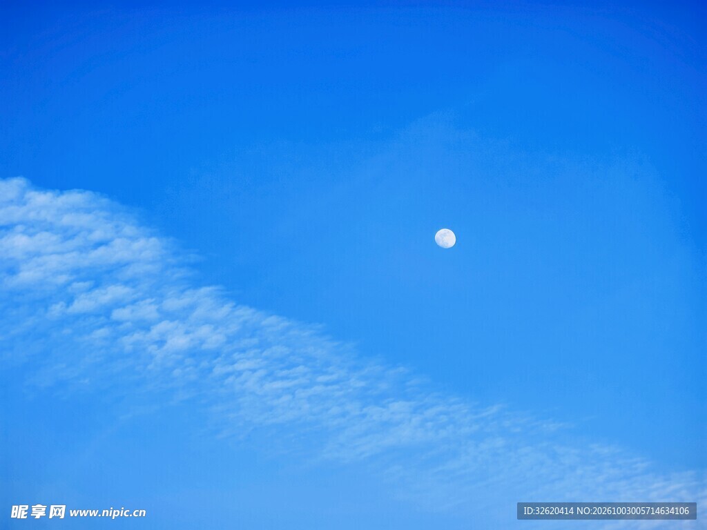 蓝天云间白日月
